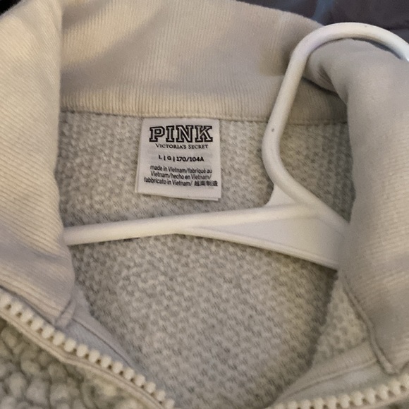 Has pockets - Picture 2 of 3